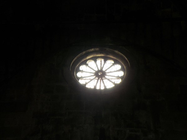 022-Трогир-собор Св.Ловро-западный фасад-готическое окно-роза